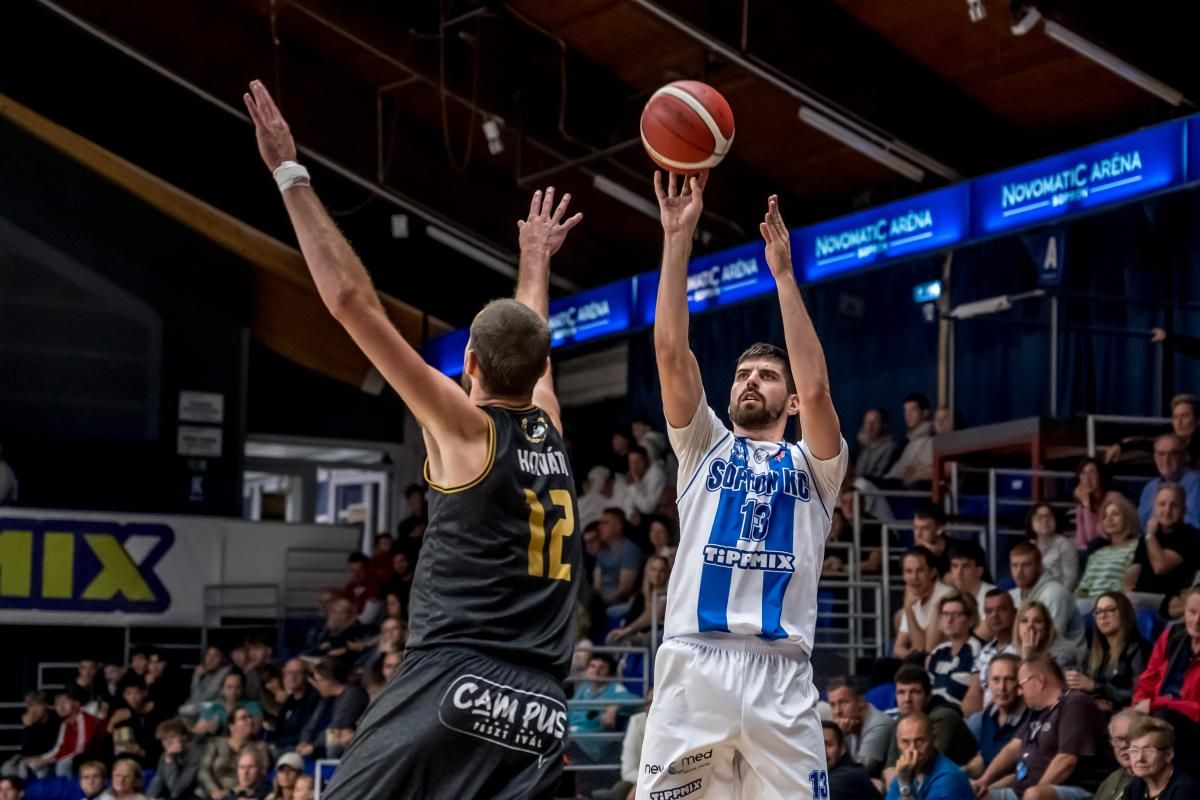 A Sopron KC 13-as számú játékosa rádob a Novomatic Arénában