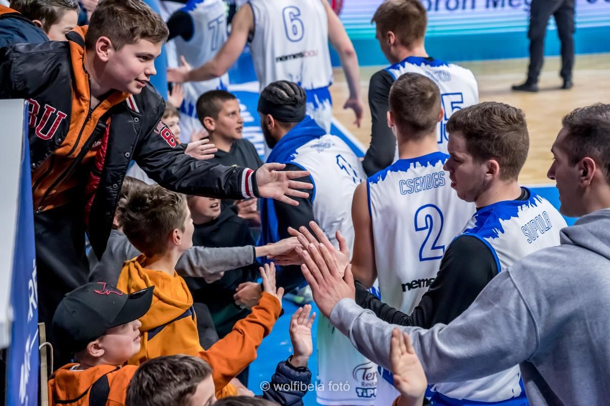 A Sopron KC játékosai pacsiznak a szurkolókkal egy mérkőzés után